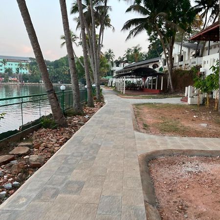 コッラム Jaladarshini Lakeside Gardens Bed & Breakfast エクステリア 写真