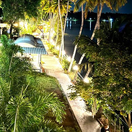 コッラム Jaladarshini Lakeside Gardens Bed & Breakfast エクステリア 写真