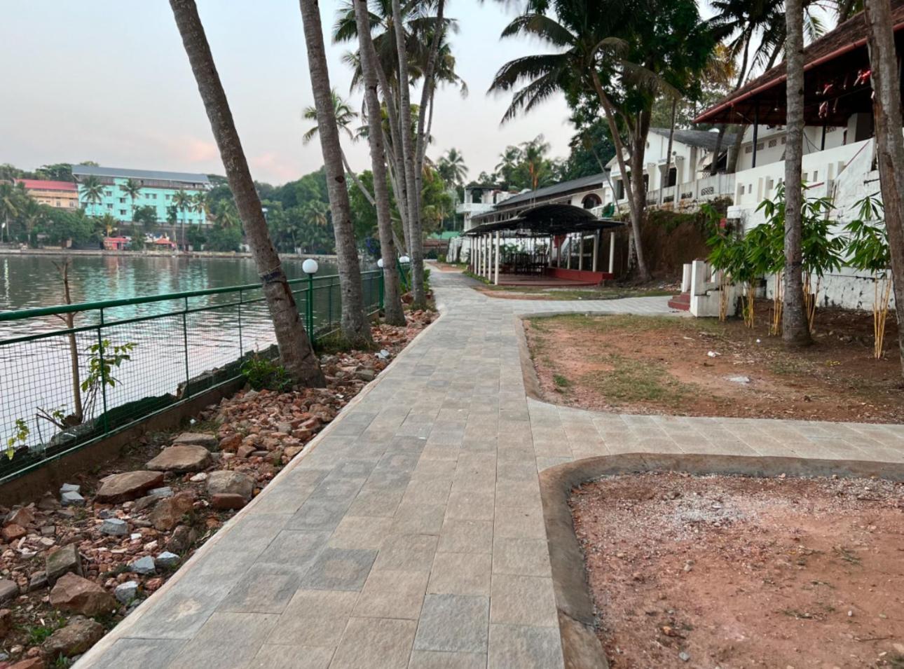コッラム Jaladarshini Lakeside Gardens Bed & Breakfast エクステリア 写真
