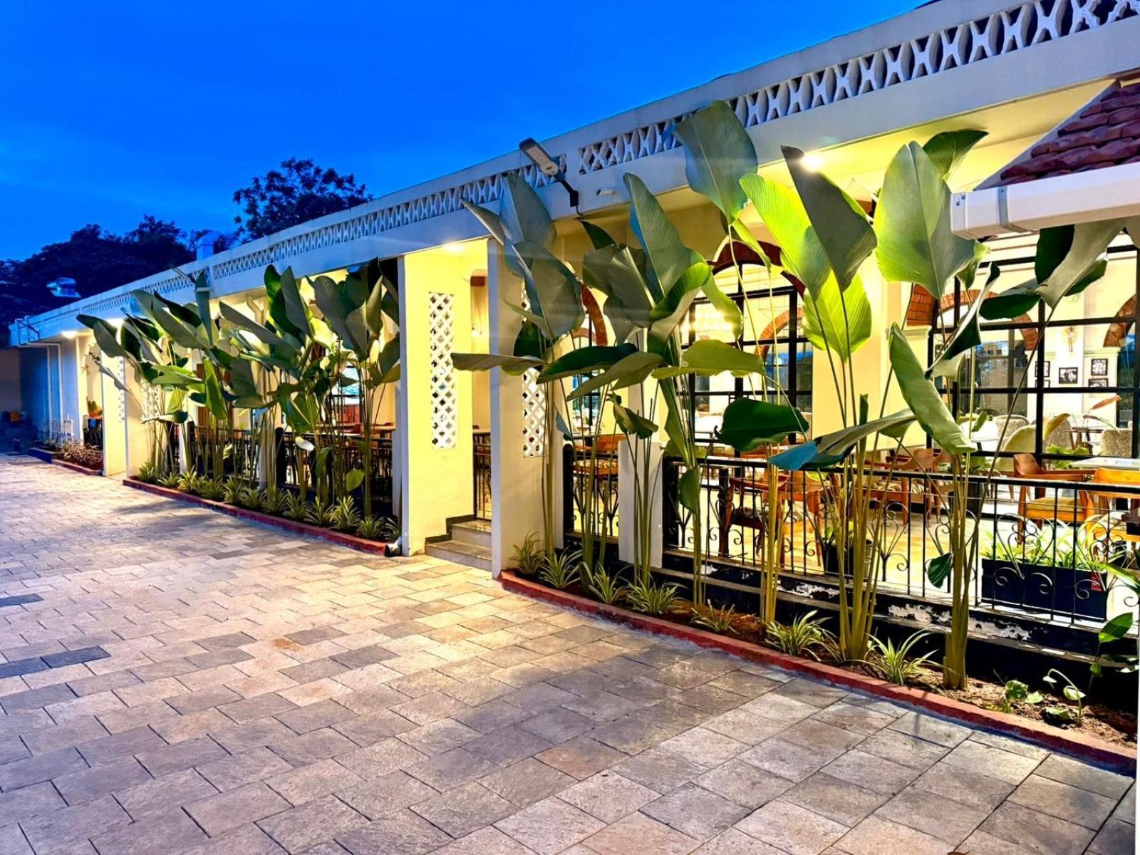 コッラム Jaladarshini Lakeside Gardens Bed & Breakfast エクステリア 写真