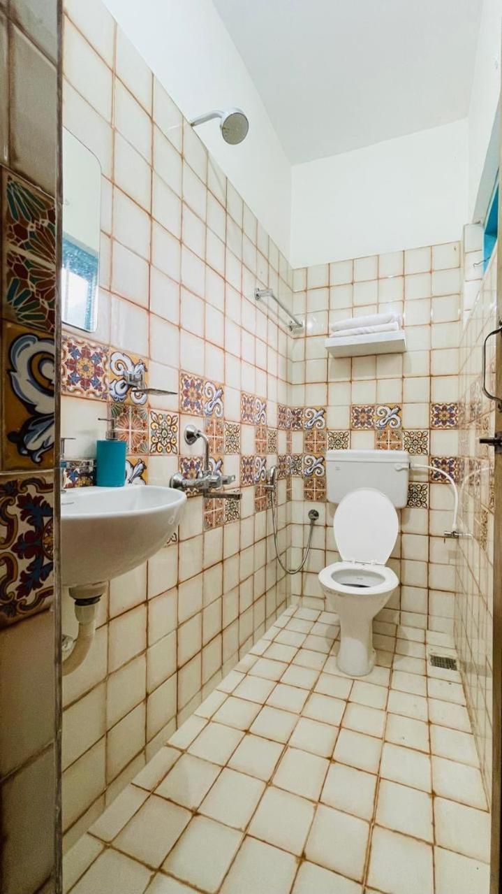 コッラム Jaladarshini Lakeside Gardens Bed & Breakfast エクステリア 写真