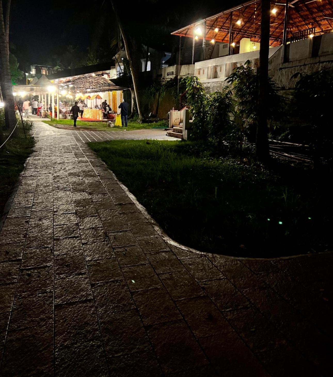 コッラム Jaladarshini Lakeside Gardens Bed & Breakfast エクステリア 写真