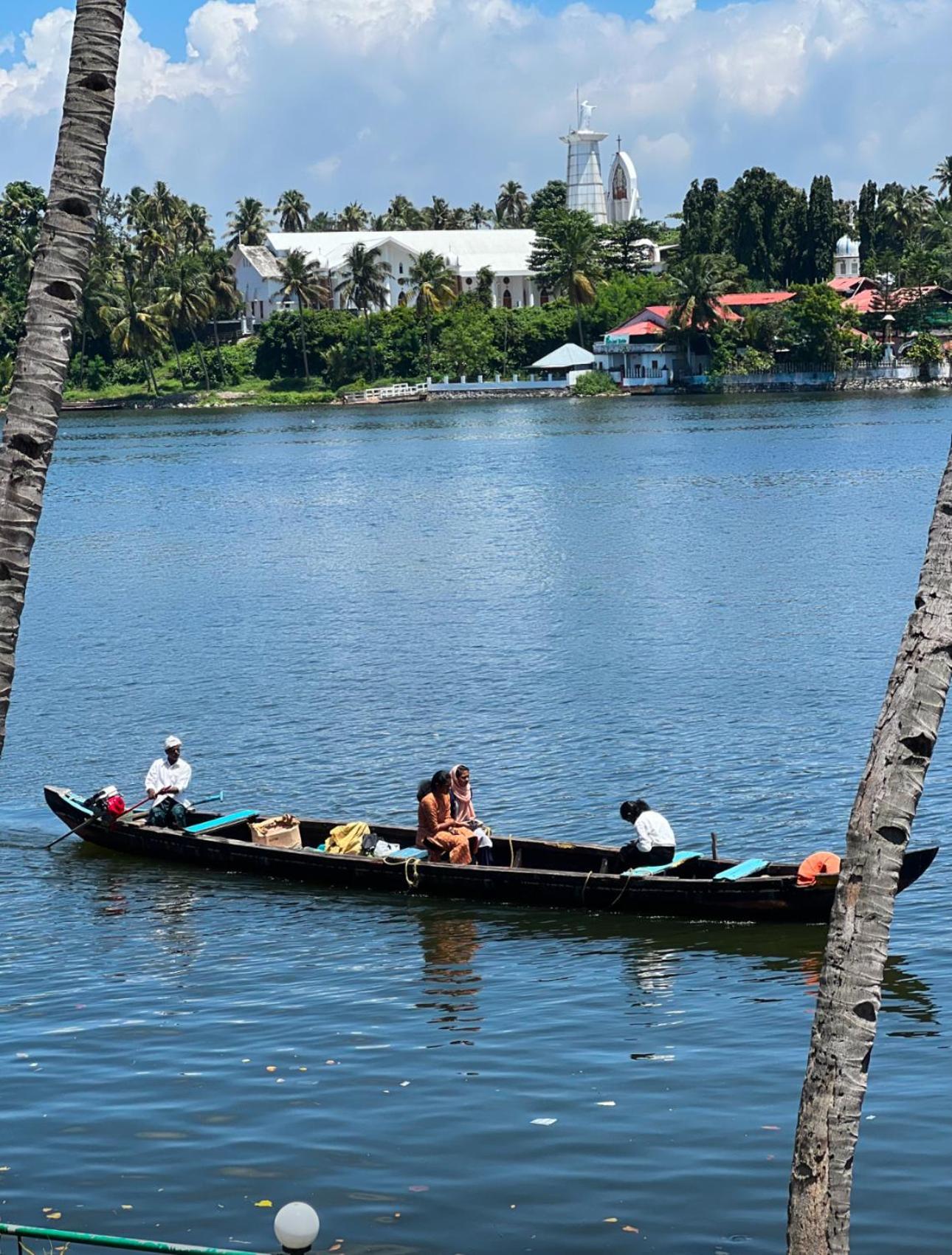 コッラム Jaladarshini Lakeside Gardens Bed & Breakfast エクステリア 写真
