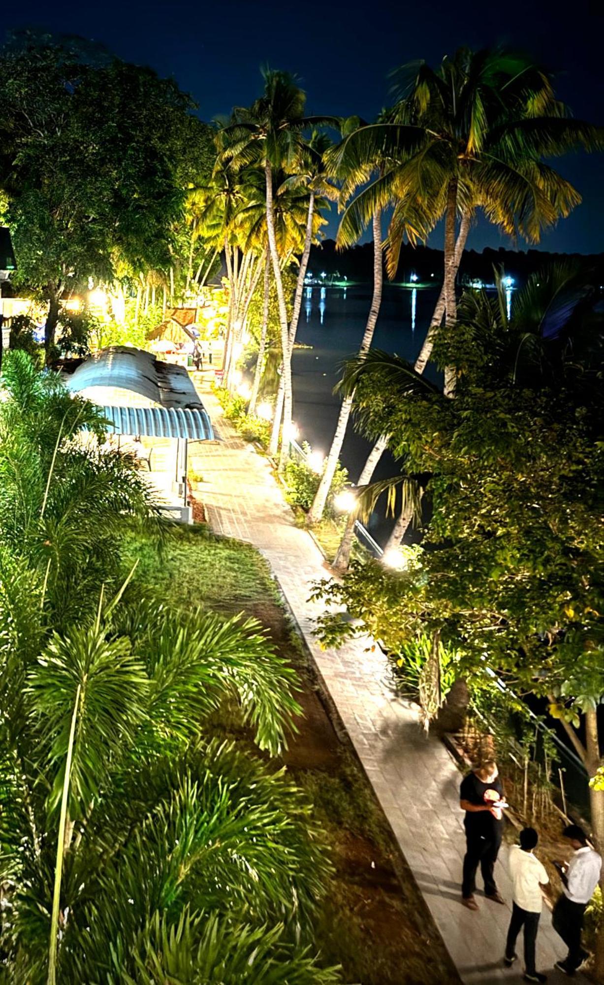 コッラム Jaladarshini Lakeside Gardens Bed & Breakfast エクステリア 写真